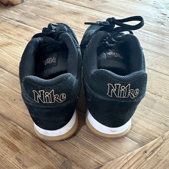 Nike Womens MD Runner 2 SE AQ9121-001 Black Casual Shoes Sneakers Size 6.5 - Picture 2 of 4